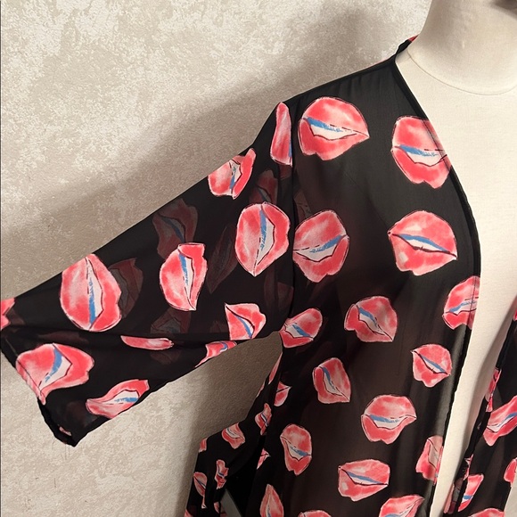 Lucky & Blessed Accessories - NWT⭐️LIP PRINT KIMONO Black💋LUCKY & BLESSED 3/4 Sleeves Size Small